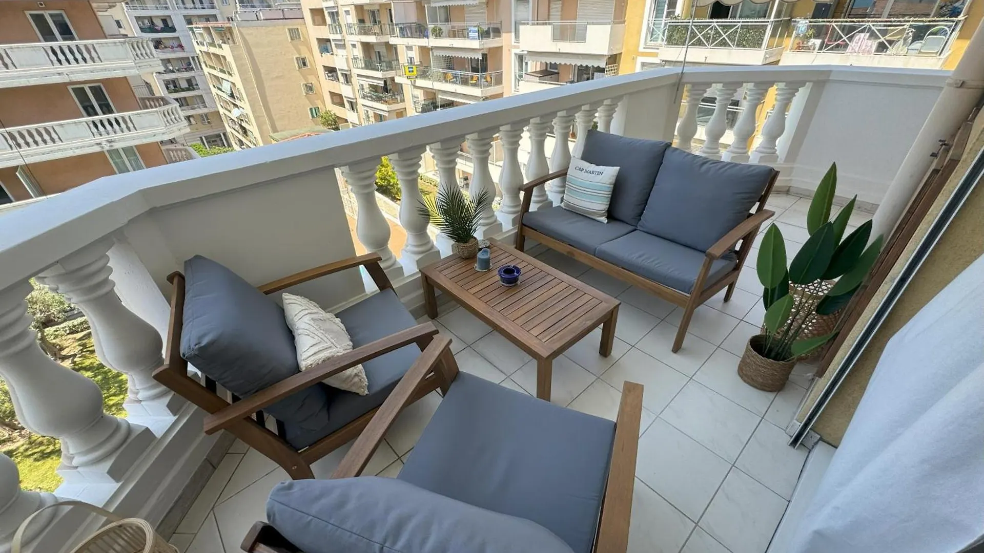 Elegant Apartment With Sea View And Swimming Pool Nice France