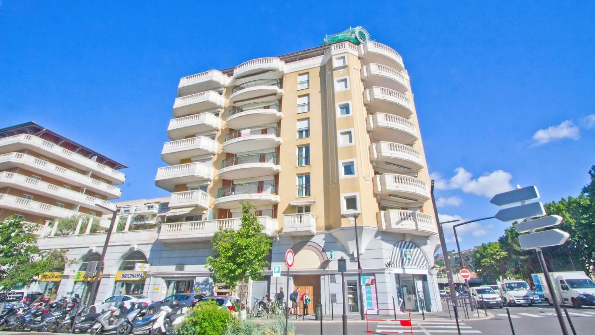 Elegant Apartment With Sea View And Swimming Pool Nice